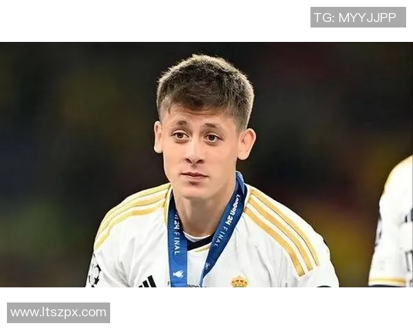 足球巨星辫子造型惊艳亮相赛场引发球迷热议与模仿潮流 足球巨星辫子造型惊艳亮相赛场引发球迷热议与模仿潮流